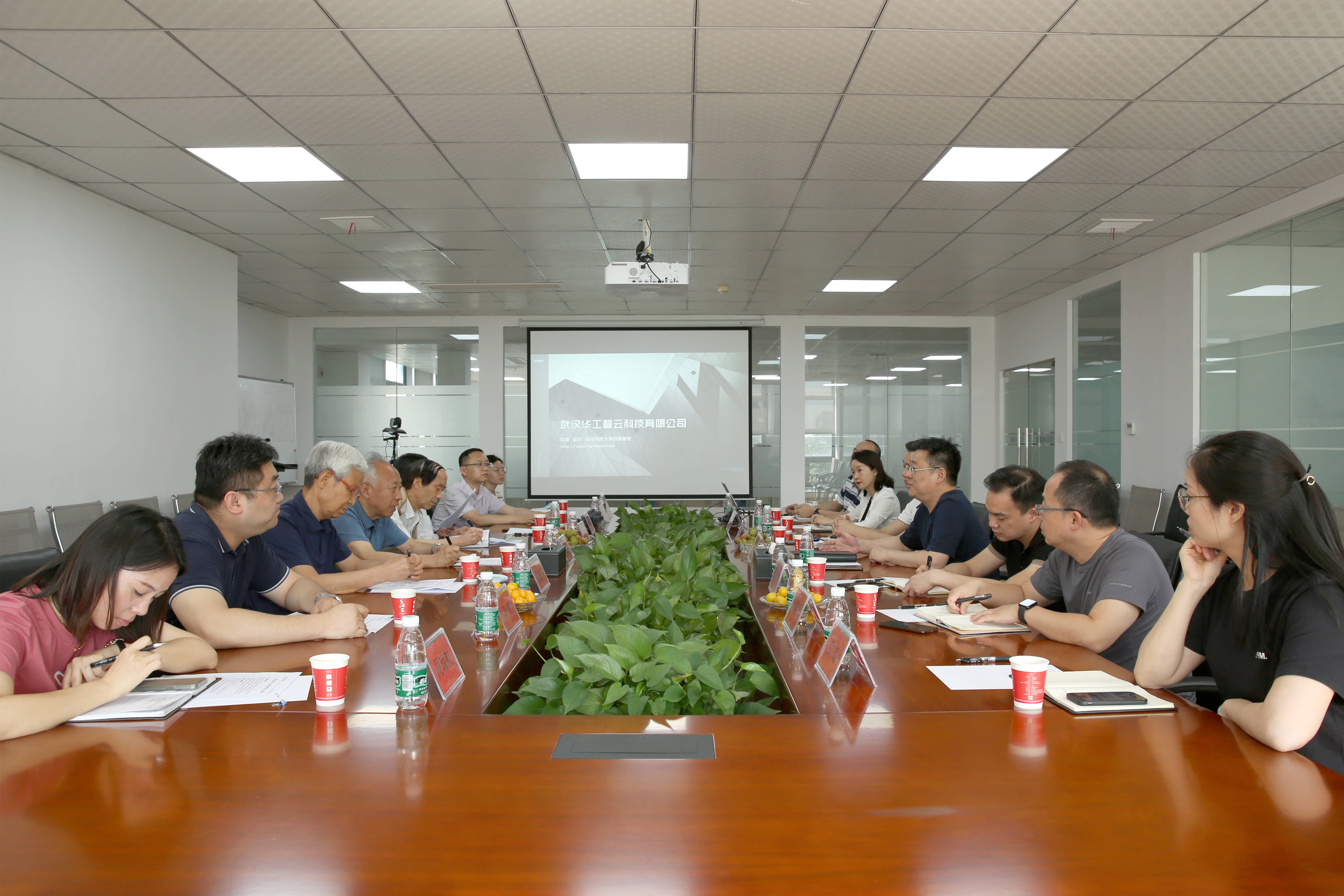 武汉市关工委领导一行莅临qy球友(中国)参观考察指导工作 
